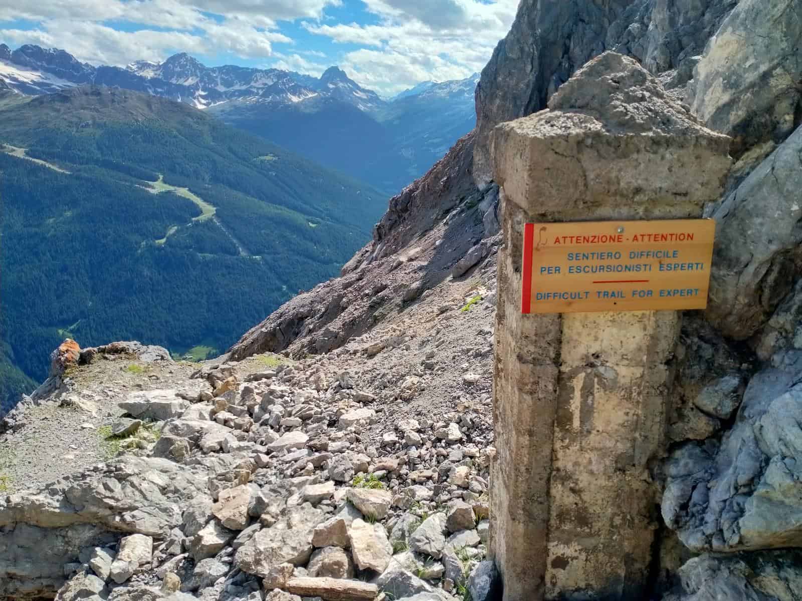 Sentiero ripido ed esposto per la discesa dal Forte alle Torri di Fraele.