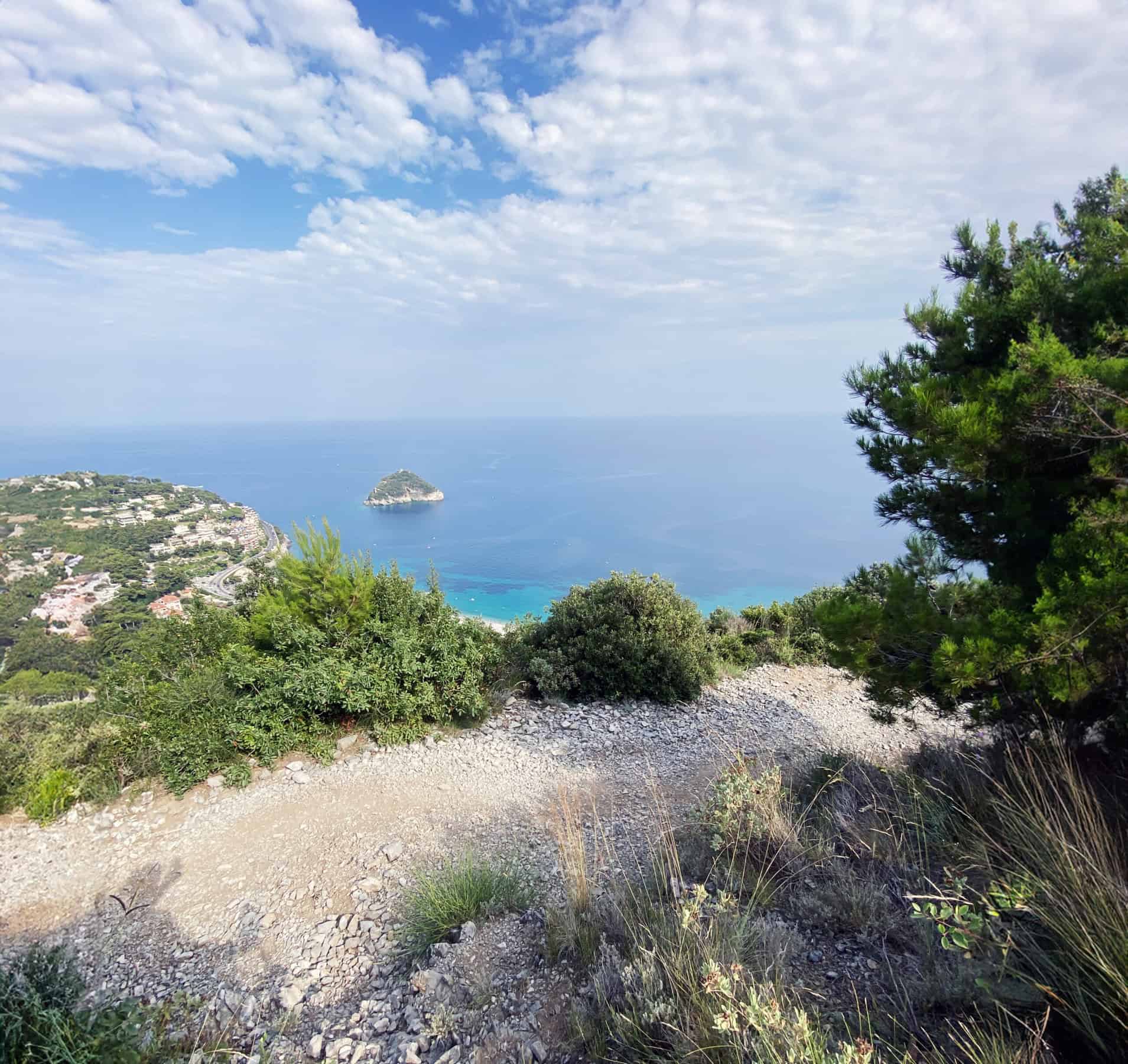 L'isola di Bergeggi (o "dei gabbani") dalla via Julia Augusta.