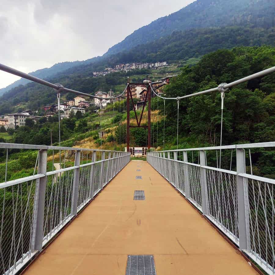 La passerella sospesa sul fiume Mallero.