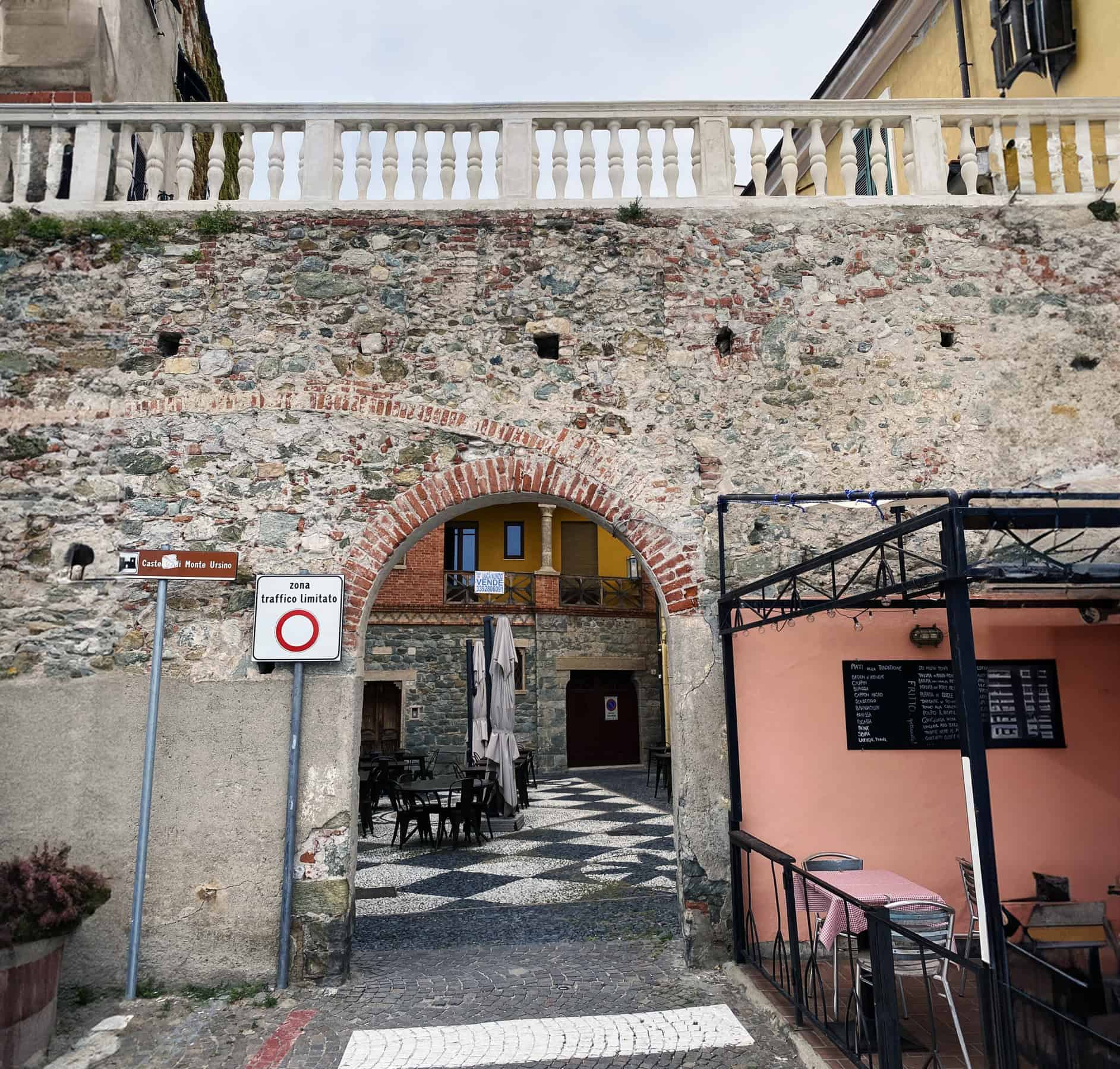 Ingresso in Piazza Dante sotto l'arco medievale.