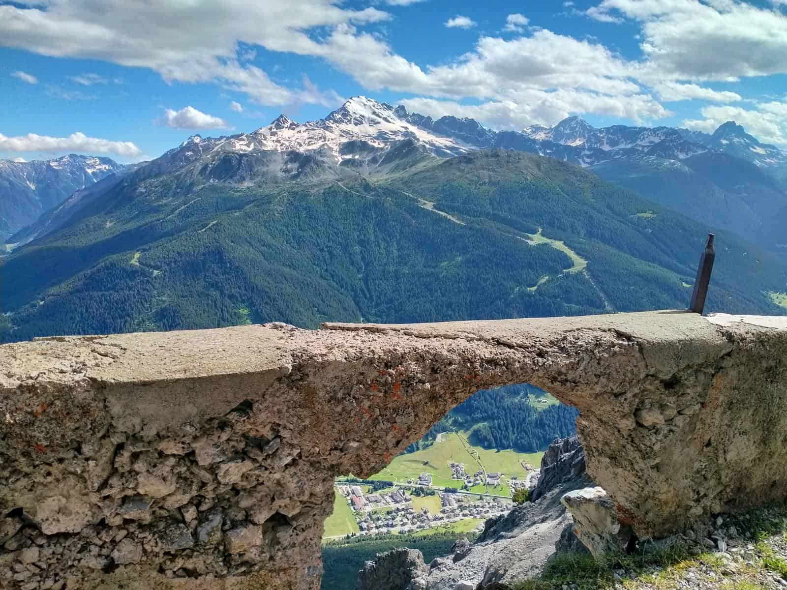 Vista dal Forte sulla Valdidentro e su Cima Piazzi (3439 m.)
