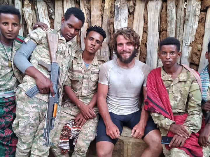 Lorenzo Barone con alcuni militari etiopi incontrati il giorno prima del fermo
