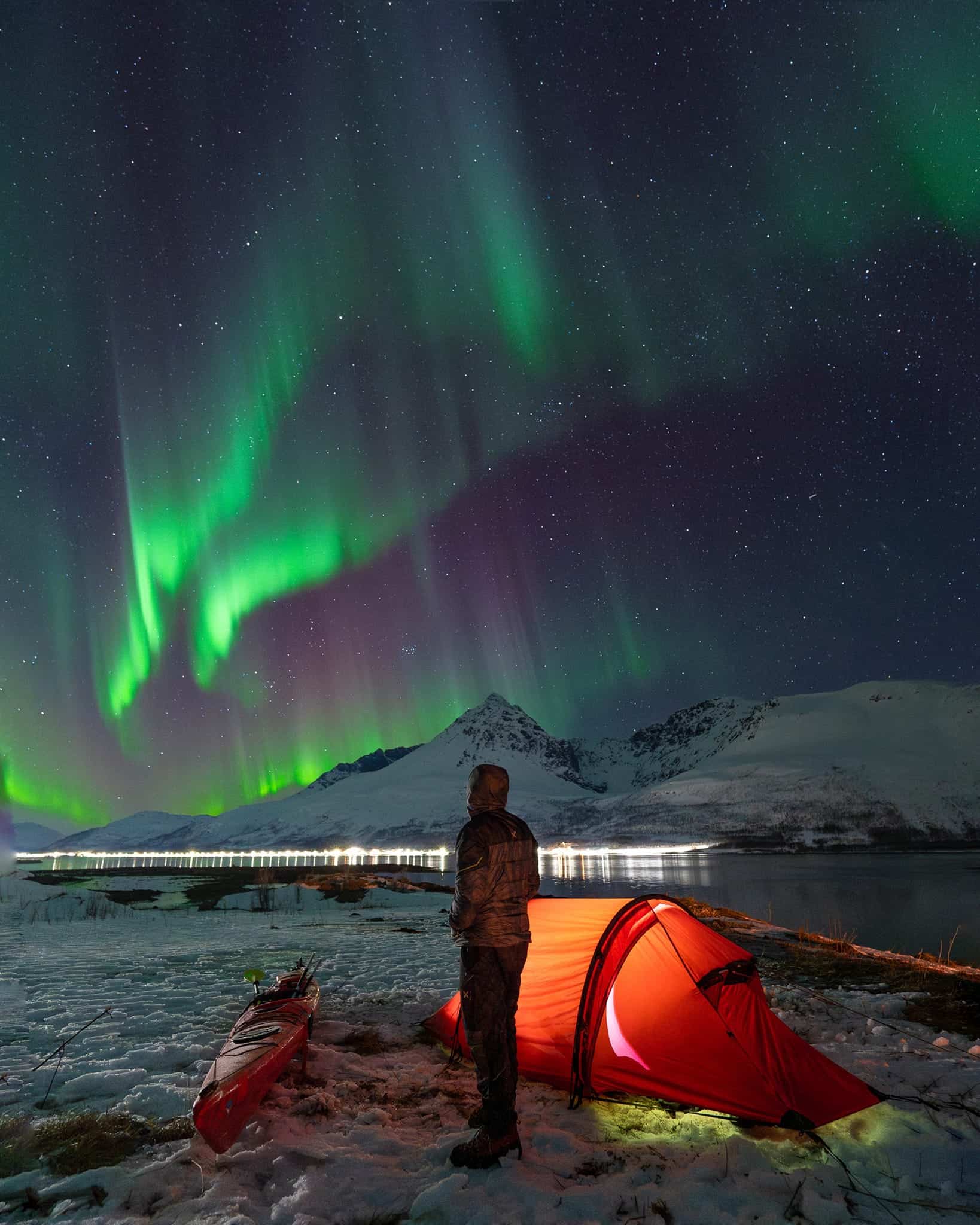 L'aurora boreale sopra la tenda