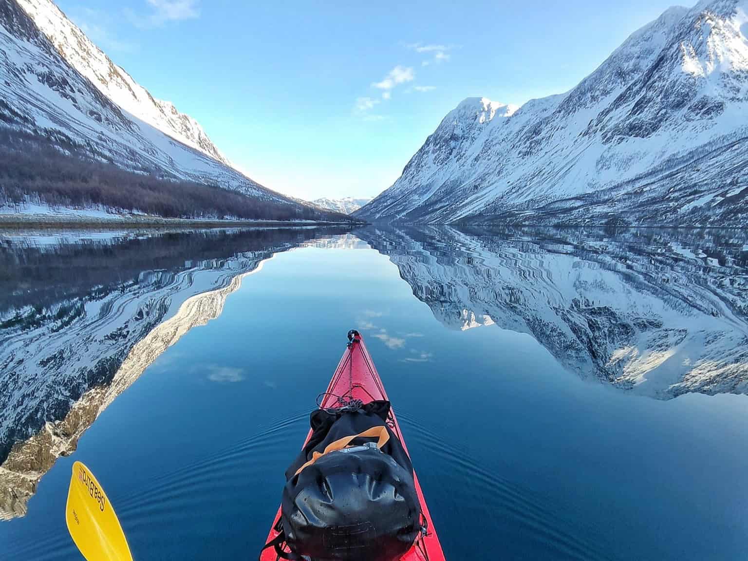 Tra i fiordi novervgesi in kayak, l'avventura di Lorenzo Barone nel 2024