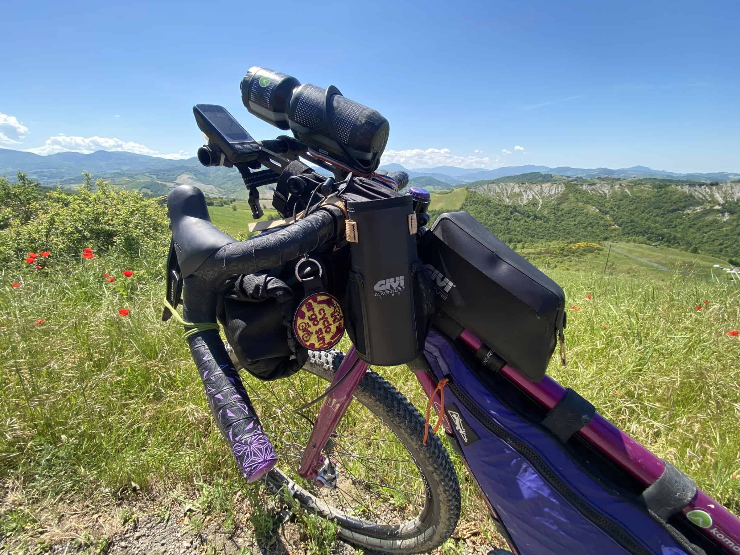 La parte anteriore di una bici caricata in modalità bikepacking