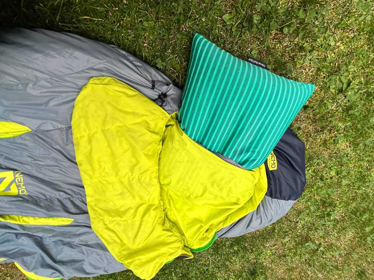 Tasca interna nel cappuccio per inserire il cuscino, bavero e laccio per mantenere il calore all'interno del sacco a pelo e garantire il comfort