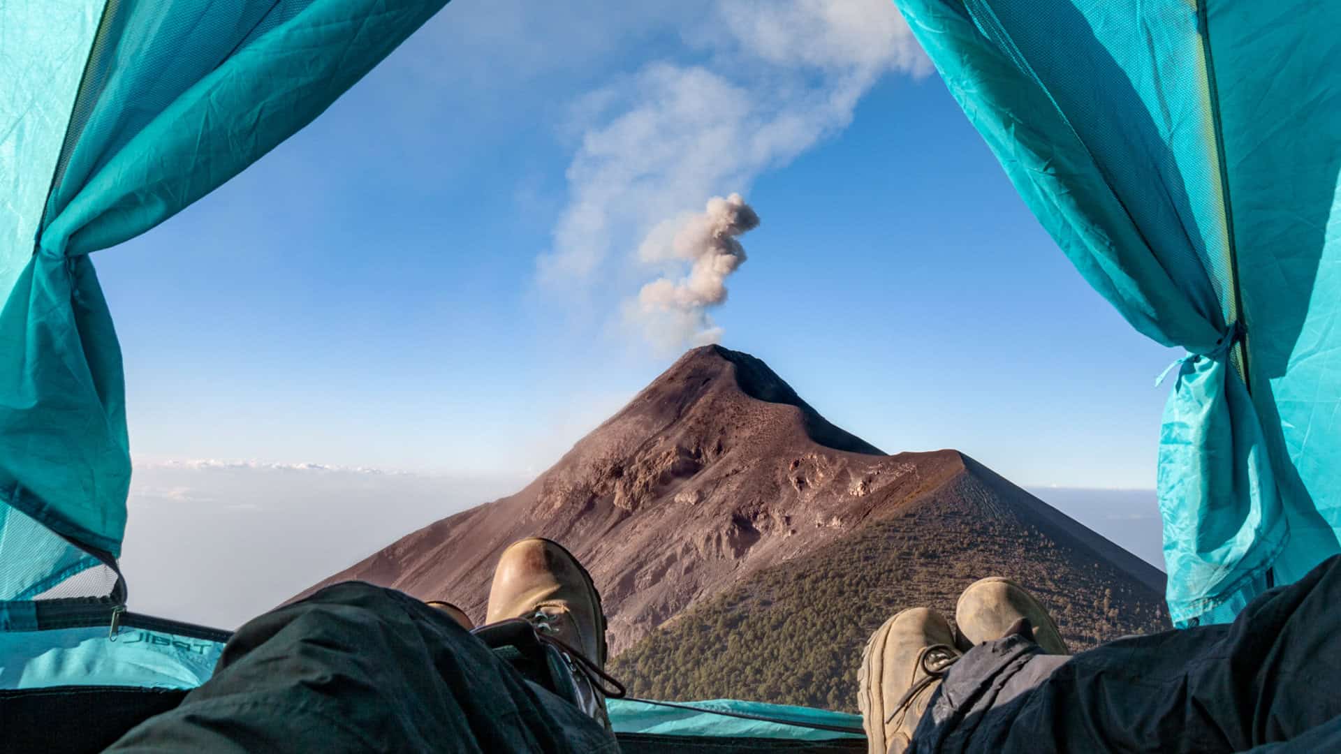 Guatemala Guardando un Vulcano eruttare dalla tenda.