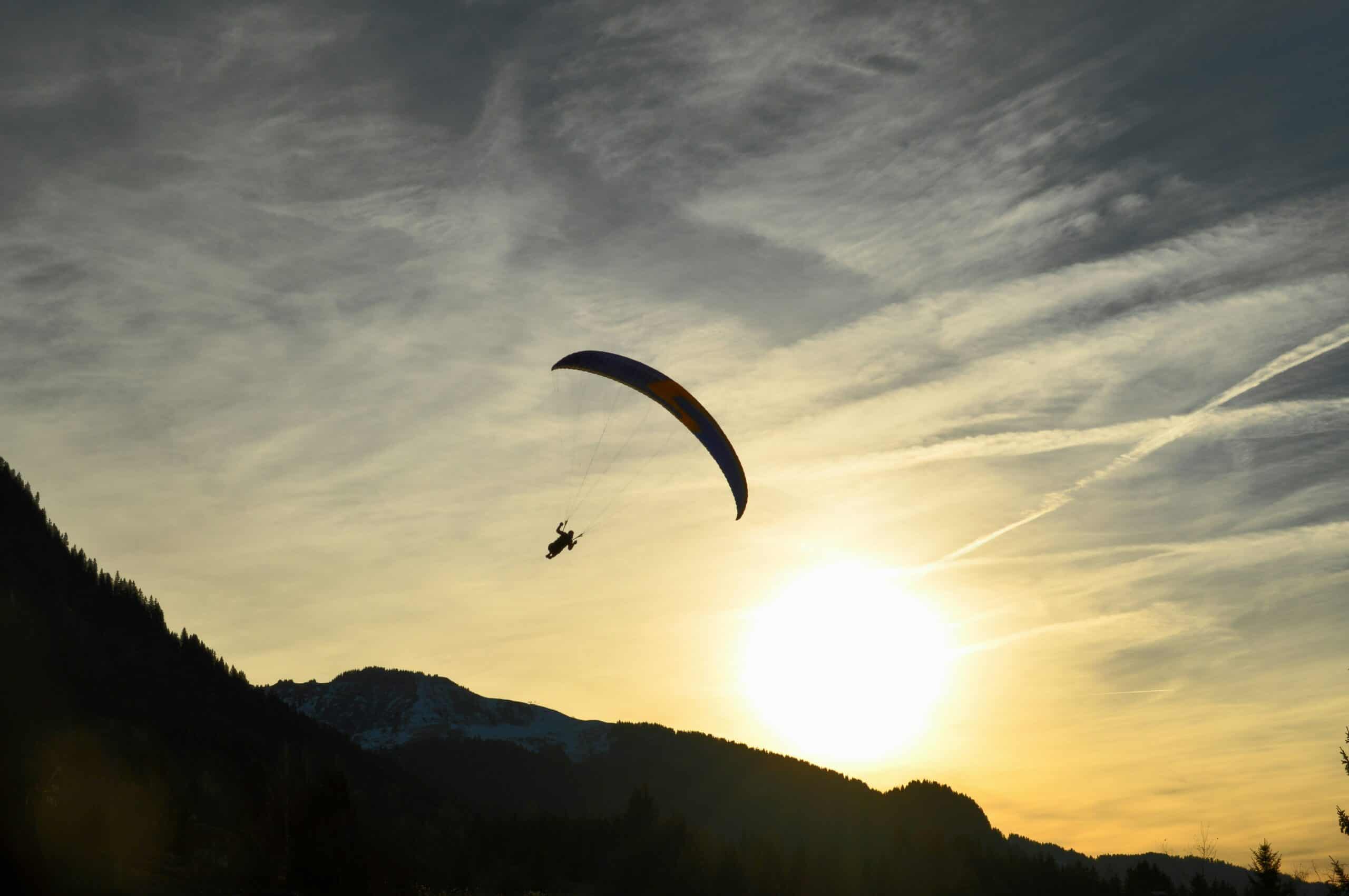 Paraglider in volo (Foto di Alex Lehner su Unsplash)