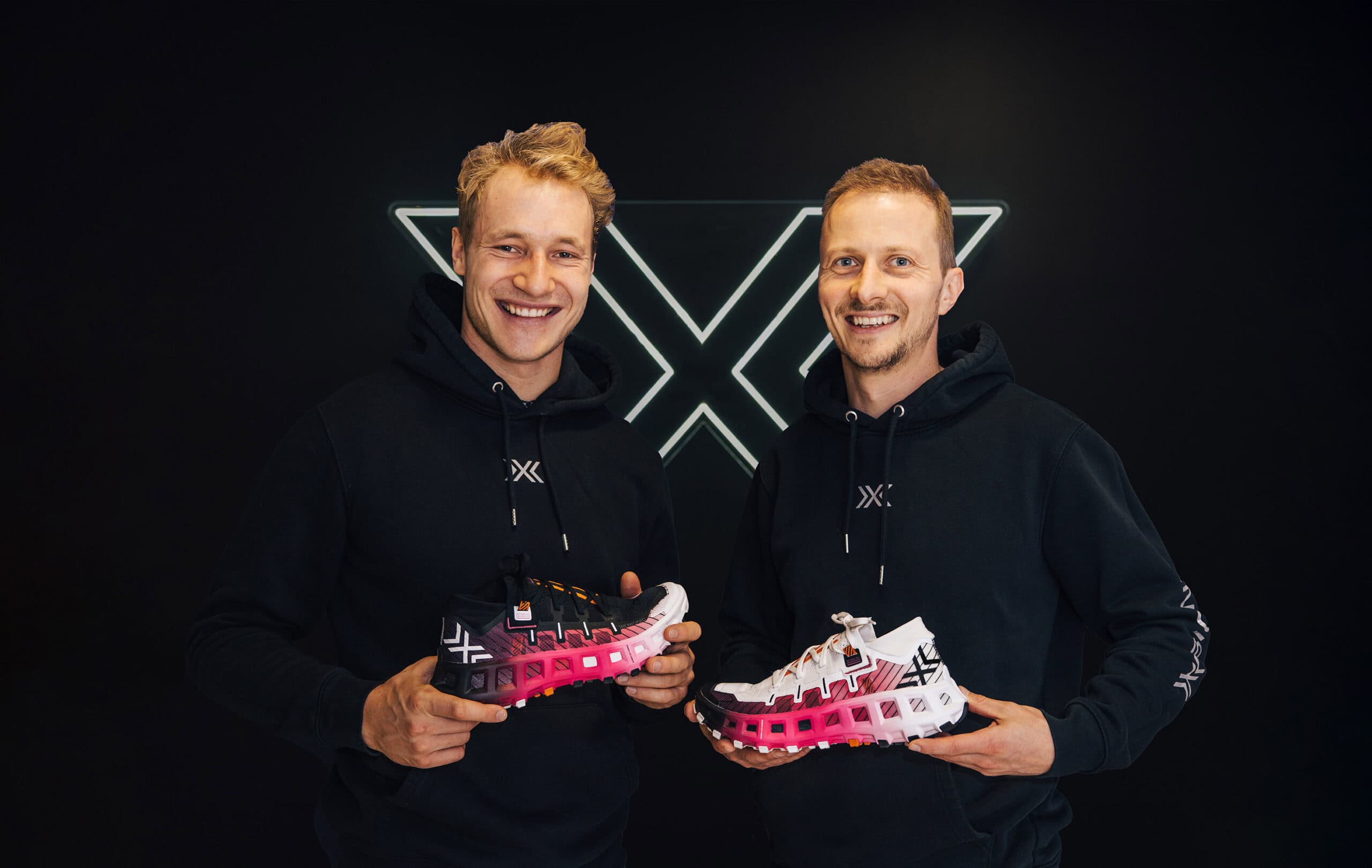 Marco Odermatt a fianco di Maximilian Lenk con la scarpa Terraskin di XBIONIC.