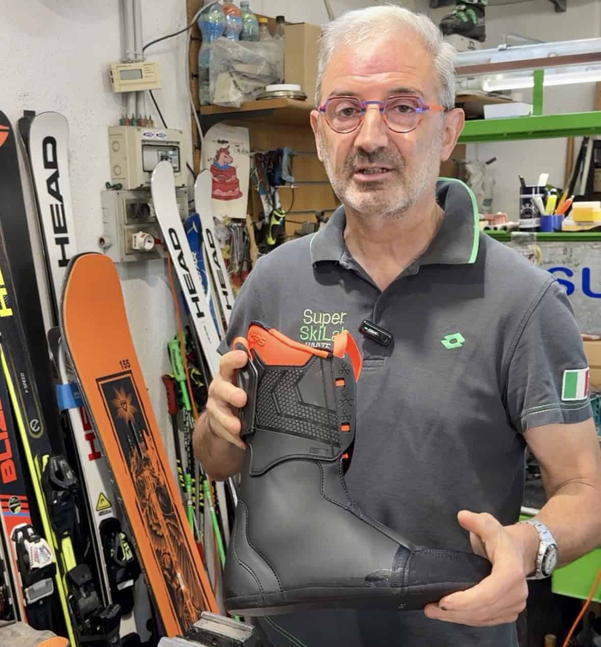 Gualtiero illustra la manutenzione della scarpetta.