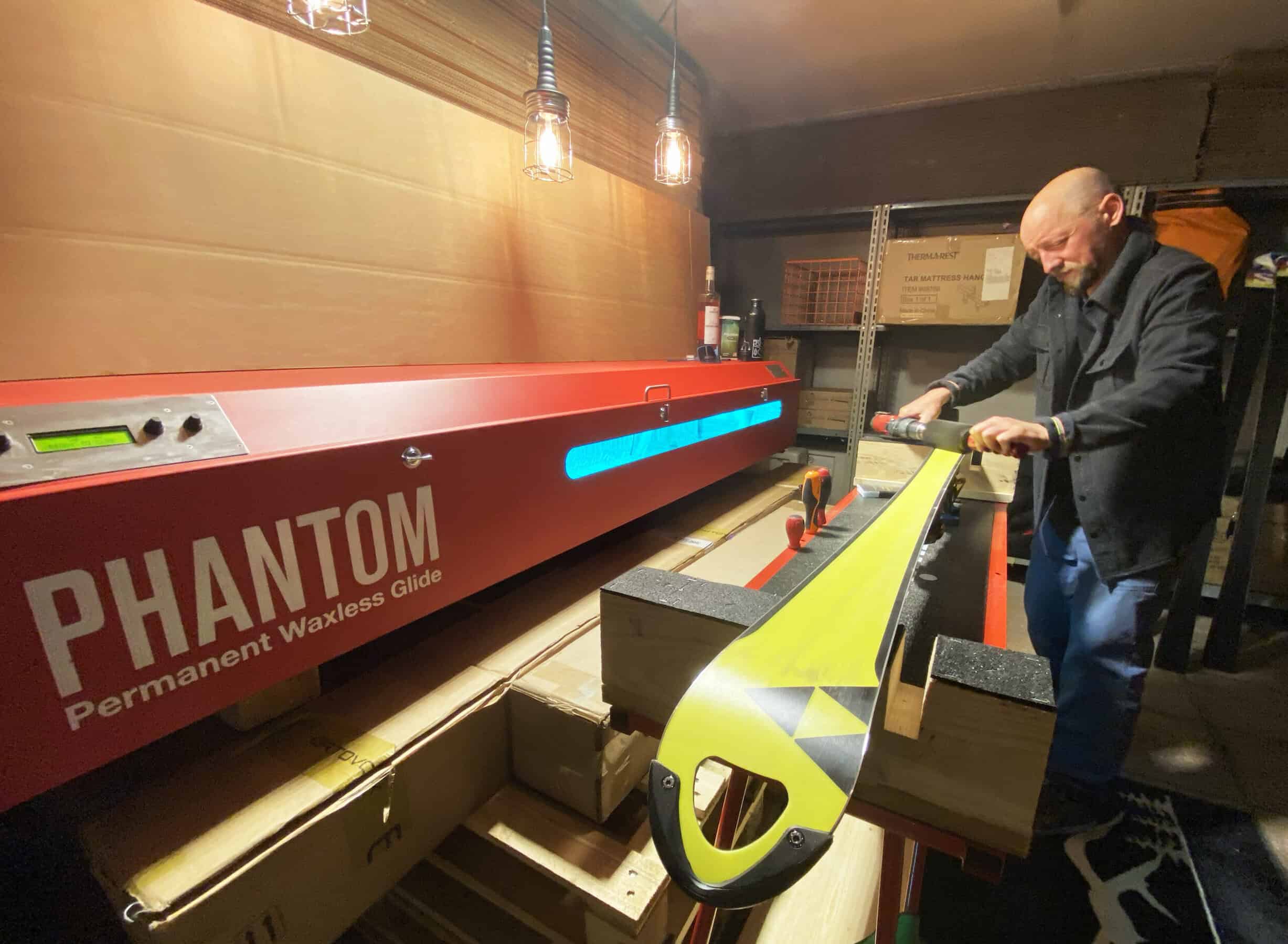 Il trattamento PhantomGlide con box a raggi UV, in laboratorio.