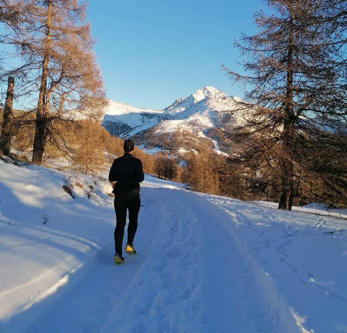 Runner su sentiero innevato